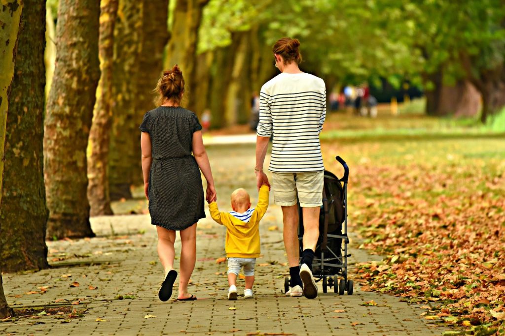 Foto de uma familia caminhando no parque com um bebê. Imagem ilustrativa para o texto sinistro no seguro de vida.